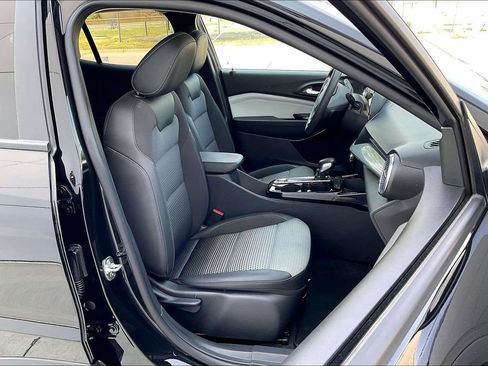 Used 2025 Chevrolet Trax LT FWD image 7