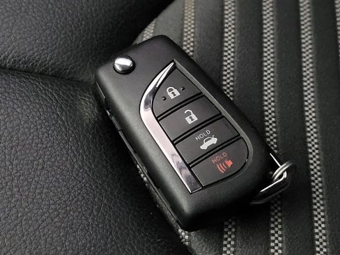 Used 2022 Toyota Camry SE image 32