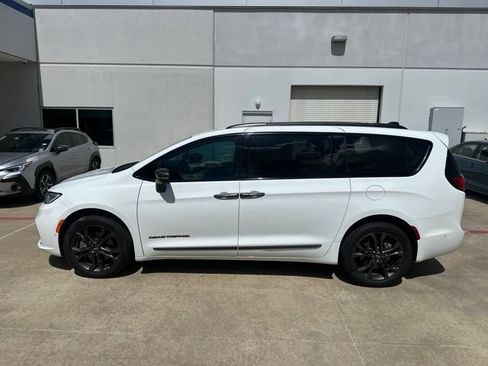 Used 2023 Chrysler Pacifica Touring-L w/ Road Tripper Package AWD/4WD image 1