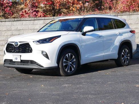 Used 2022 Toyota Highlander XLE AWD/4WD image 1