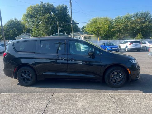 Used 2024 Chrysler Pacifica Premium FWD image 2