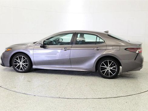 Used 2023 Toyota Camry SE FWD image 5