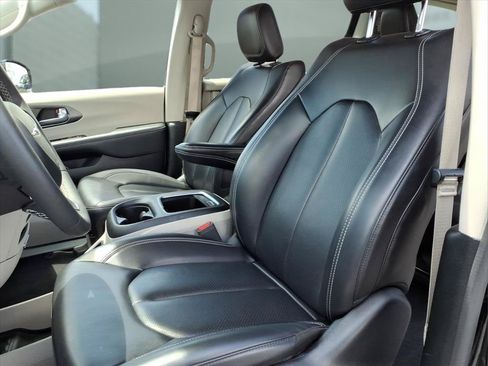 Used 2024 Chrysler Pacifica Limited FWD image 15