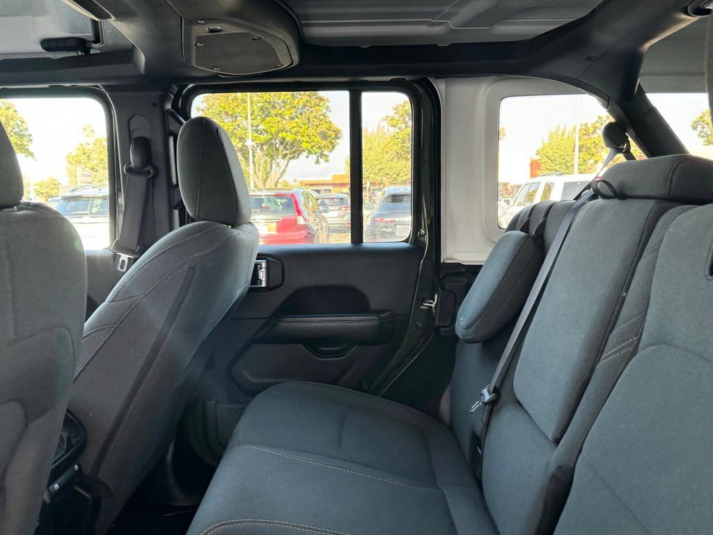 Used 2024 Jeep Wrangler Unlimited Sahara AWD/4WD image 17