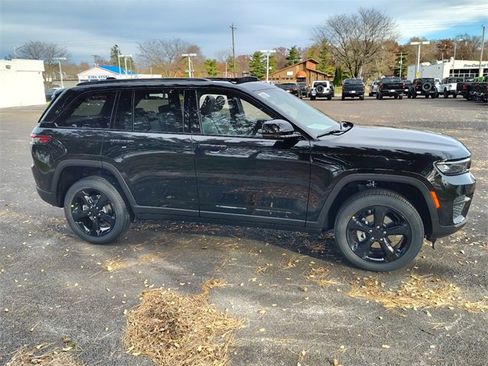 New 2025 Jeep Grand Cherokee Altitude image 7