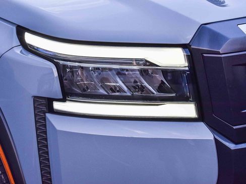 Used 2025 Nissan Frontier PRO-4X image 8