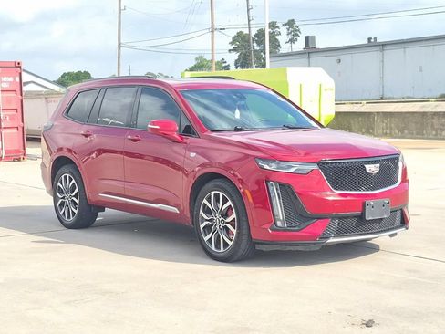 Used 2023 Cadillac XT6 Sport w/ Technology Package AWD/4WD image 3