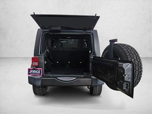 Used 2018 Jeep Wrangler Unlimited Sahara w/ Connectivity Group AWD/4WD image 6