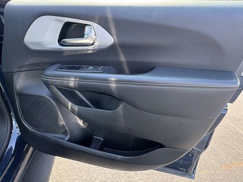 Used 2025 Chrysler Pacifica Limited FWD image 18