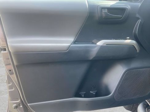 Used 2016 Toyota Tacoma SR5 RWD image 10