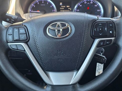 Used 2019 Toyota Highlander LE image 17