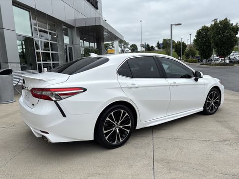 Used 2019 Toyota Camry SE FWD image 6