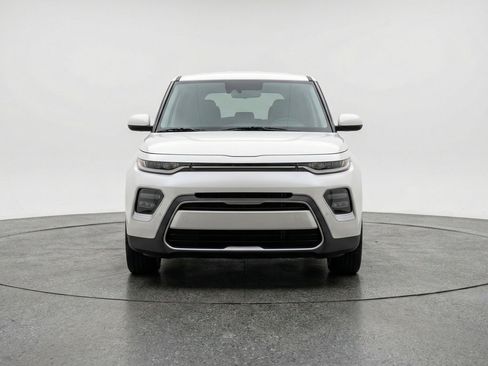 Used 2025 Kia Soul LX w/ LX Technology Package FWD image 2