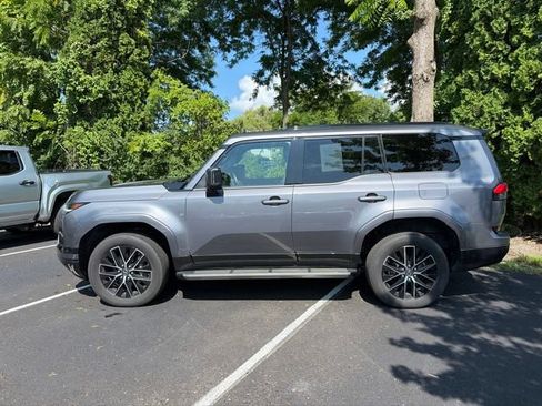 Used 2024 Lexus GX 550 w/ Accessory Package (Z1) AWD/4WD image 9