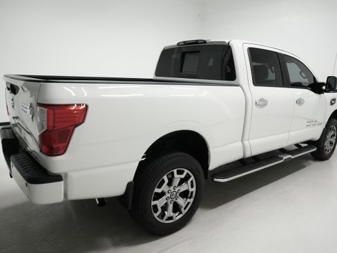 Used 2017 Nissan Titan SV image 4