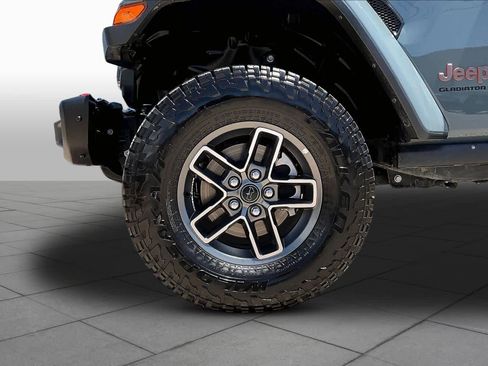 Used 2025 Jeep Gladiator Mojave AWD/4WD image 10
