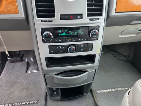 Used 2010 Chrysler Town & Country Limited w/ Trailer Tow Group FWD image 22