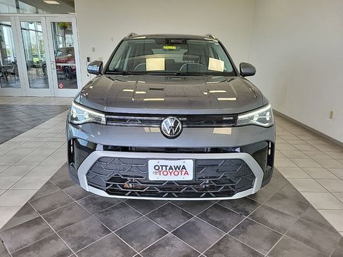 Used 2025 Volkswagen Taos SE AWD/4WD image 3