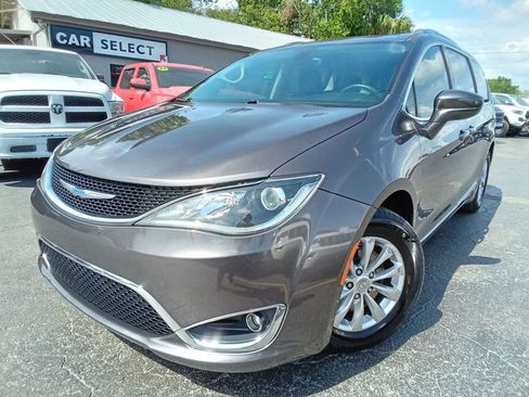Used 2018 Chrysler Pacifica Touring-L FWD image 1