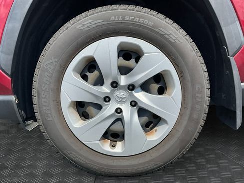 Used 2021 Toyota RAV4 LE AWD/4WD image 14