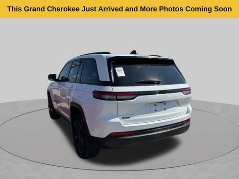 Used 2023 Jeep Grand Cherokee Altitude AWD/4WD image 4