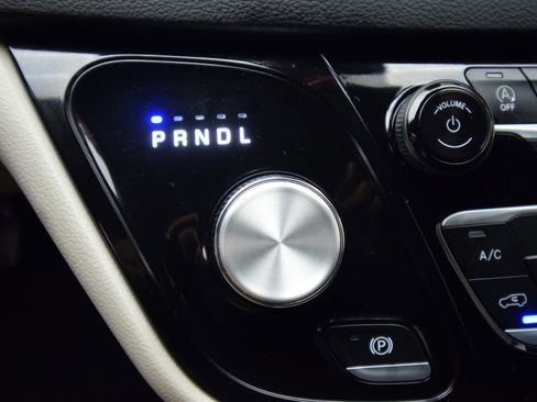 Used 2024 Chrysler Pacifica Touring-L image 23