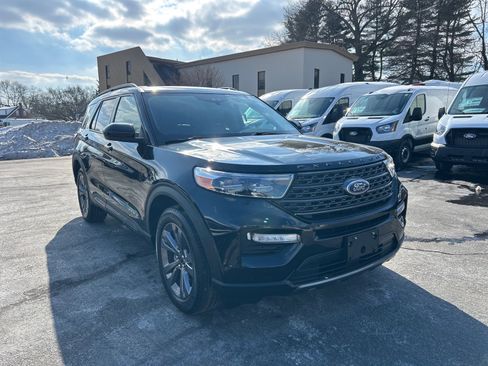 Certified 2022 Ford Explorer XLT w/ Equipment Group 202A image 3