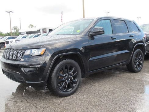 Used 2017 Jeep Grand Cherokee Altitude AWD/4WD image 3