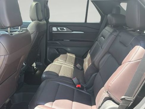 Used 2025 Ford Explorer Platinum AWD/4WD image 16