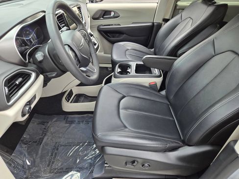 Used 2024 Chrysler Pacifica Touring-L FWD image 15