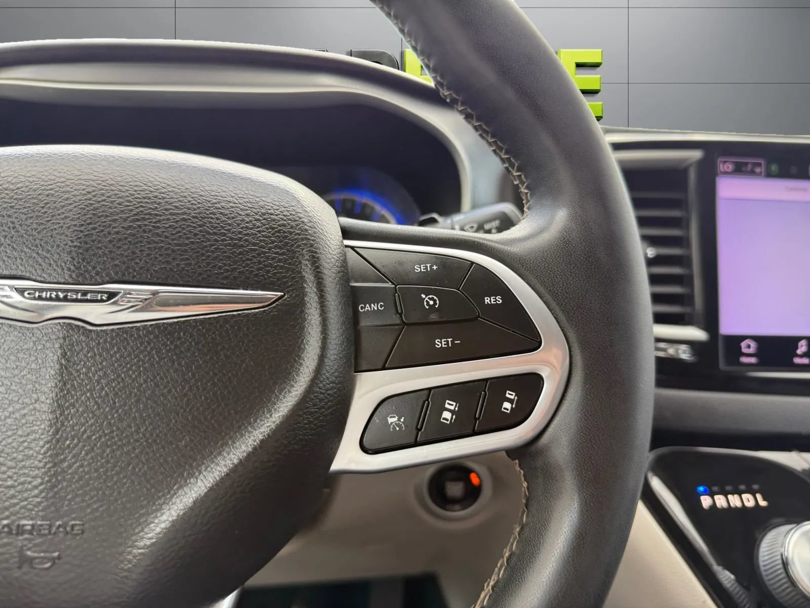 Used 2022 Chrysler Pacifica Touring-L FWD image 28