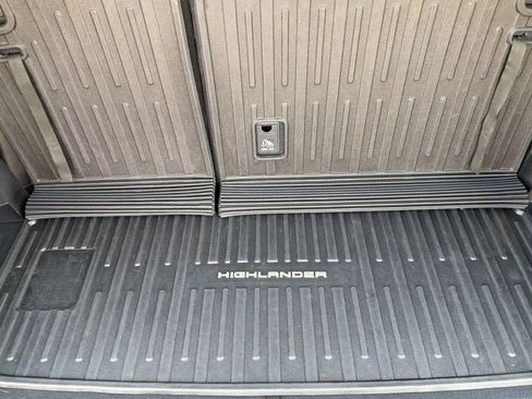 Used 2022 Toyota Highlander XLE AWD/4WD image 18