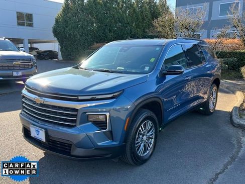 Used 2025 Chevrolet Traverse LT image 3