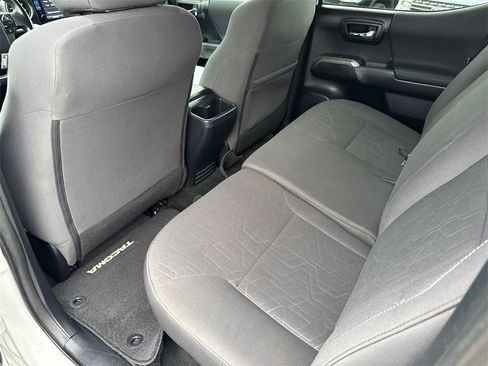 Used 2017 Toyota Tacoma TRD Off-Road image 18