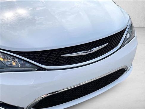 Used 2018 Chrysler Pacifica Touring-L Plus image 27