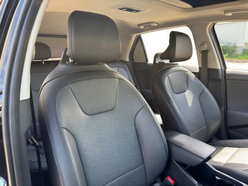 Used 2023 Kia Niro SX Touring FWD image 36