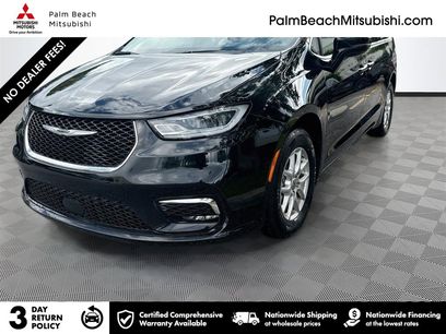 Used 2025 Chrysler Pacifica Select