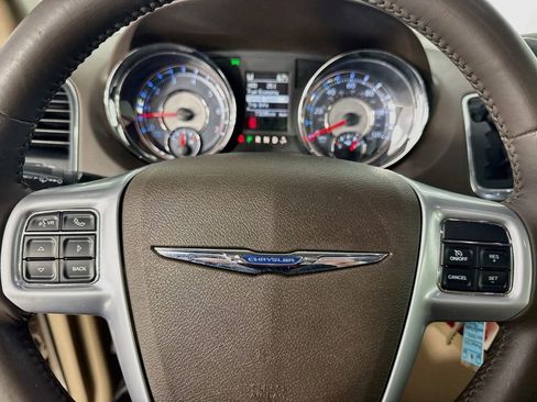Used 2014 Chrysler Town & Country Touring FWD image 16