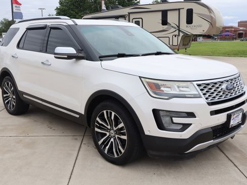Used 2017 Ford Explorer Platinum AWD/4WD image 3
