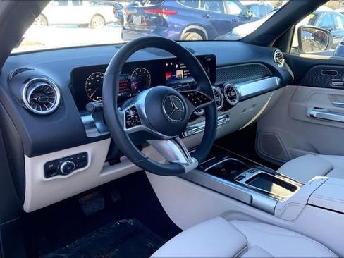 Used 2025 Mercedes-Benz GLB 250 4MATIC image 13