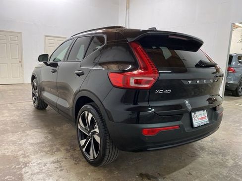 Used 2025 Volvo XC40 B5 Plus image 4
