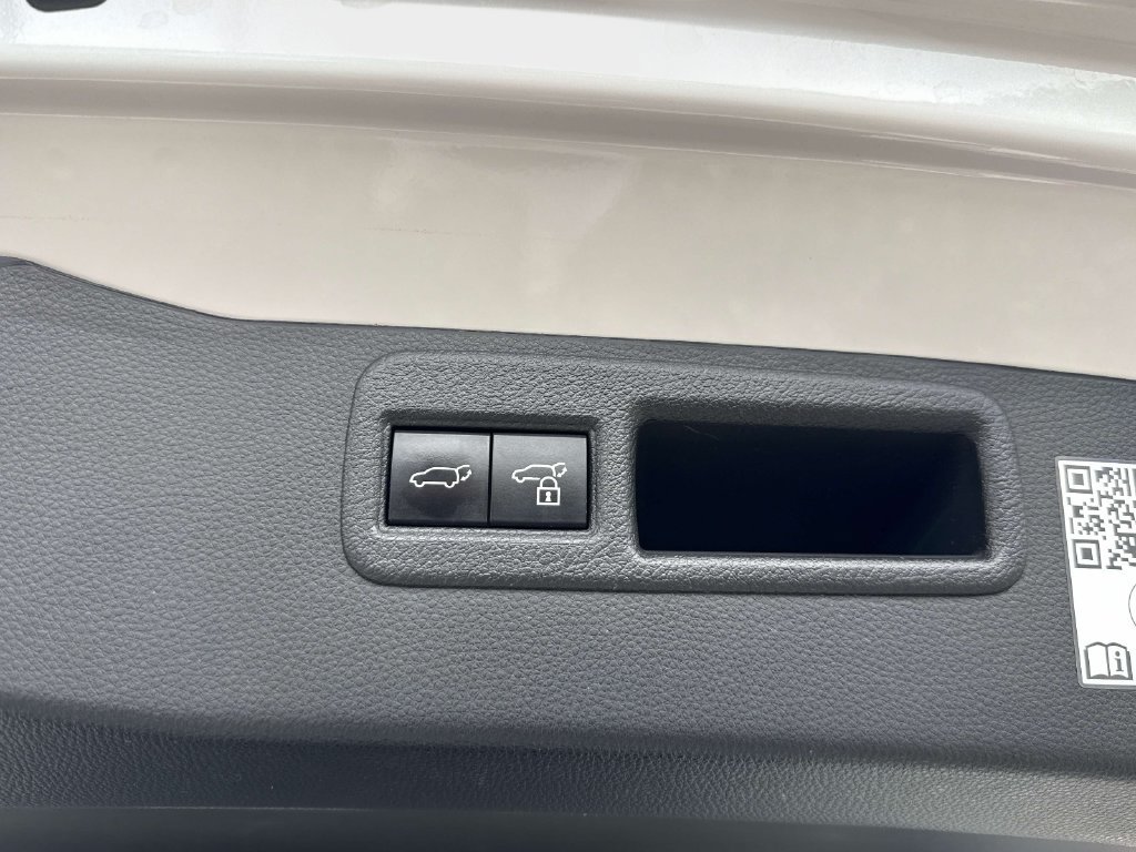 Used 2023 Toyota Venza XLE AWD/4WD image 12