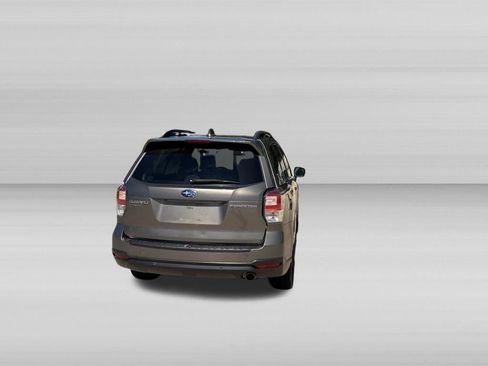 Used 2018 Subaru Forester 2.5i Touring w/ Popular Package #3B AWD/4WD image 4