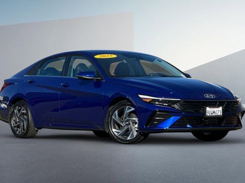Used 2025 Hyundai Elantra Limited image 2