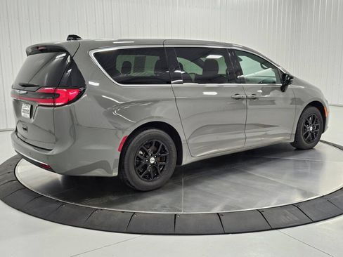 Used 2025 Chrysler Pacifica Select FWD image 5