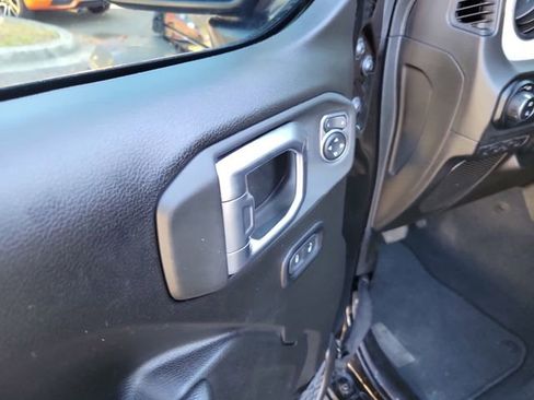 Used 2025 Jeep Gladiator Sport image 9