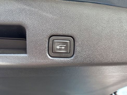 Used 2025 Chevrolet Traverse Z71 image 6