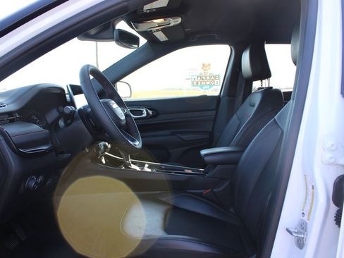 Used 2025 Jeep Compass Trailhawk w/ Trailer Tow Group AWD/4WD image 22