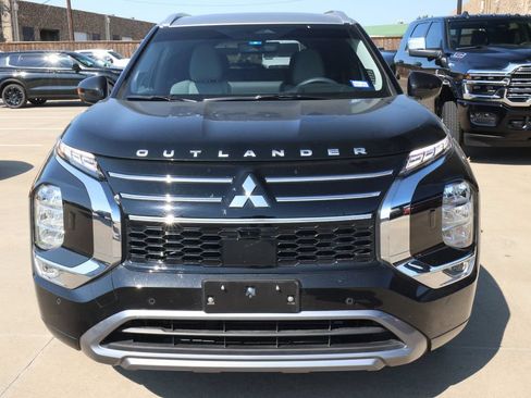 Used 2025 Mitsubishi Outlander AWD image 2