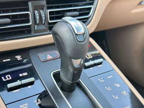 Certified 2025 Porsche Macan AWD/4WD image 24